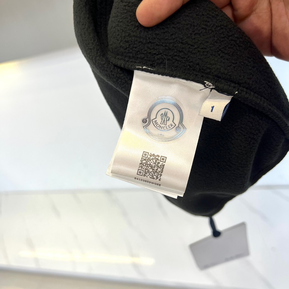 Mon蒙口、2025秋冬新品连帽摇粒绒夹克外套，款式采用简约实用的拉链开合设计，搭配防风连帽，轻松应对多