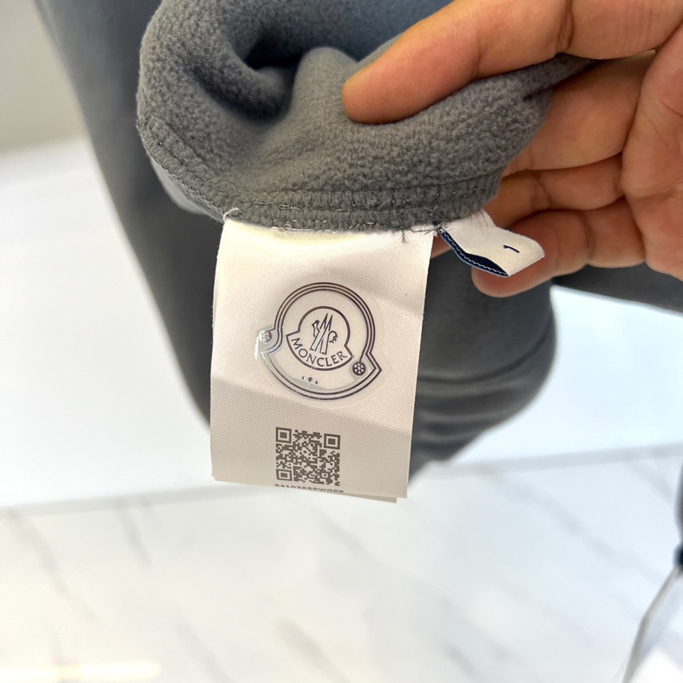 Mon蒙口、2025秋冬新品连帽摇粒绒夹克外套，款式采用简约实用的拉链开合设计，搭配防风连帽，轻松应对多