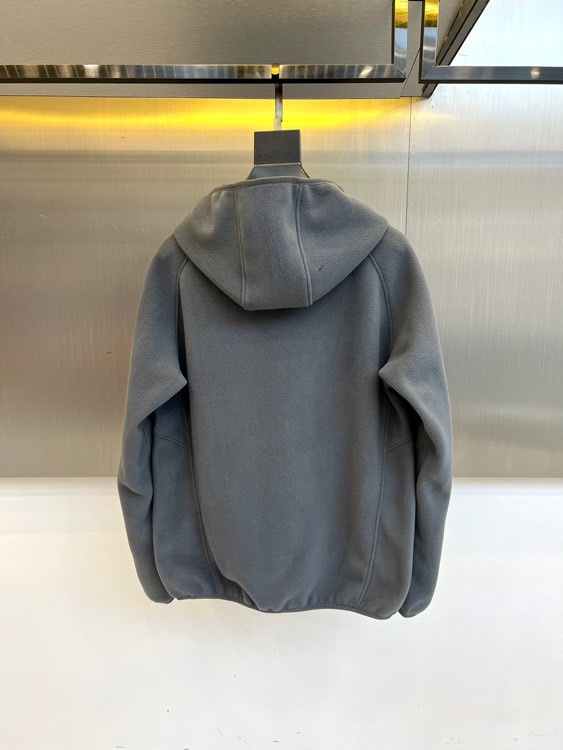 Mon蒙口、2025秋冬新品连帽摇粒绒夹克外套，款式采用简约实用的拉链开合设计，搭配防风连帽，轻松应对多