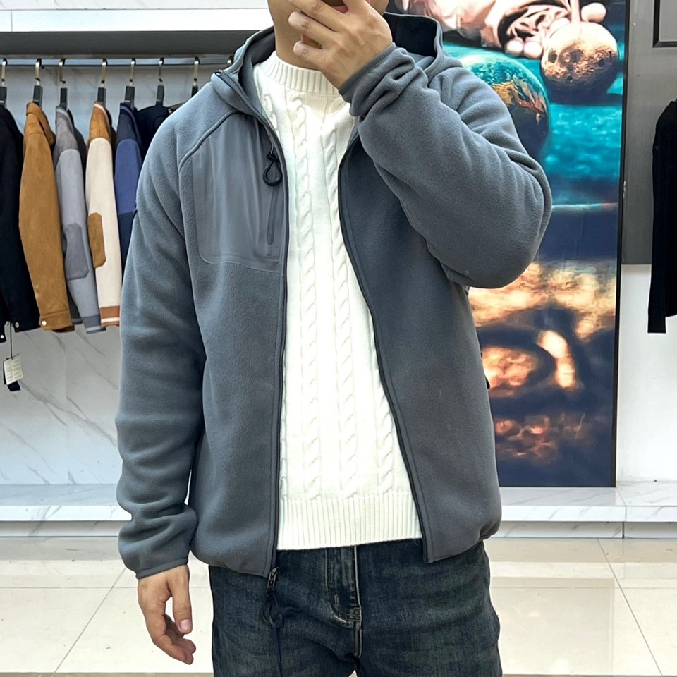 Mon蒙口、2025秋冬新品连帽摇粒绒夹克外套，款式采用简约实用的拉链开合设计，搭配防风连帽，轻松应对多