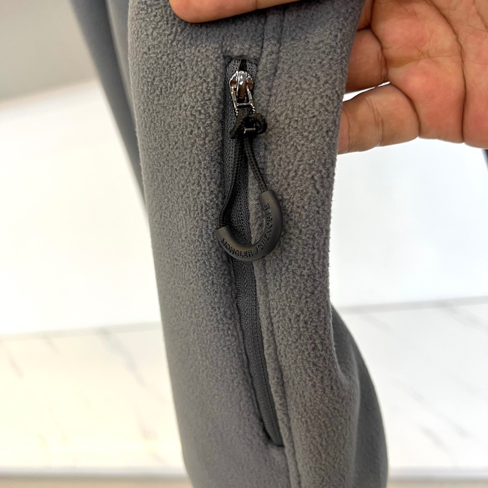 Mon蒙口、2025秋冬新品连帽摇粒绒夹克外套，款式采用简约实用的拉链开合设计，搭配防风连帽，轻松应对多