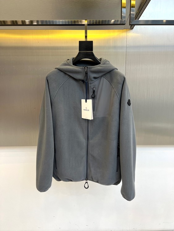 NO:680783,Mon's new autumn and winter hooded polar fleece jacket adopts a simple and practical zipper closure design and is equipped with a windproof hood to easily cope with changing weather. The gray splicing details on the left chest cleverly break the single tone and inject layering and design ingenuity into the whole. The black brand logo on the sleeves shows off the extraordinary identity in a low-key manner, and the zipper pockets on both sides combine practical functions with a smooth silhouette.  Its style perfectly blends outdoor functionality and urban casual style. The mild olive green tone exudes a natural retro atmosphere, while the fine polar fleece fabric made of pure cotton brings a soft, comfortable and warm experience both visually and to the touch. The overall cut is neat and loose, ensuring freedom of movement.  It is flexible and easy to match. Whether it is used as a mid-layer with a down jacket to enhance the richness of the overall look, or worn alone to cope with the cool autumn days, it can show a low-key and rich daily taste. This cardigan is not only a comfortable choice to resist the coolness, but also a perfect addition to your autumn and winter wardrobe.  Versatile fashion items. 48-54 (model weighs 173,143 pounds, upper body size 50), versace, Moncler, jackets & coats, jackets & coats, down jacket, hats,19860909Mon蒙口、秋冬新品连帽摇粒绒夹克外套,款式采用简约实用的拉链开合设计,搭配防风连帽,轻松应对多变天气.左胸部的灰色拼接细节,巧妙打破单一色调,为整体注入层次与设计巧思.衣袖上的黑色品牌标志低调彰显非凡身份,两侧的拉链口袋则兼顾了实用功能与流畅廓形. 其风格完美融合了户外机能感与都市休闲风.温和的橄榄绿色调散发出自然复古气息,而纯棉打造的细腻摇粒绒面料,则在视觉与触感上均带来柔软舒适的温暖体验.整体剪裁利落宽松,既保证了活动自由度,又易于搭配.无论是作为中间层搭配羽绒外套,提升整体造型的丰富度,还是单穿应对微凉秋日,都能彰显低调而富有质感的日常品味.这件开衫不仅是抵御凉意的舒适选择,更是秋冬衣橱中一件 versatile 的时尚单品.48-54（模特173,143斤上身50码）,,versace,Moncler,jackets & coats,jackets & coats,down jacket,hats,,Men's clothing