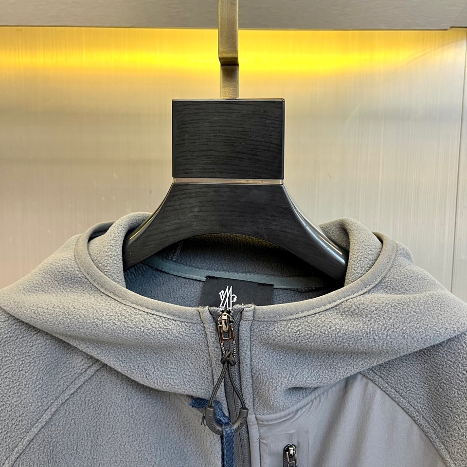 Mon蒙口、2025秋冬新品连帽摇粒绒夹克外套，款式采用简约实用的拉链开合设计，搭配防风连帽，轻松应对多