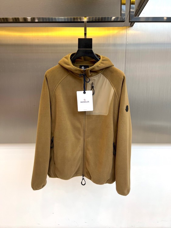 Mon蒙口、2025秋冬新品连帽摇粒绒夹克外套，款式采用简约实用的拉链开合设计，搭配防风连帽，轻松应对多