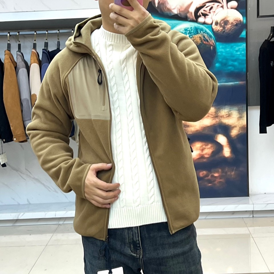 Mon蒙口、2025秋冬新品连帽摇粒绒夹克外套，款式采用简约实用的拉链开合设计，搭配防风连帽，轻松应对多