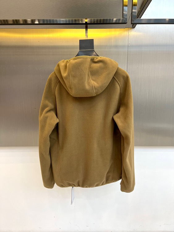 Mon蒙口、2025秋冬新品连帽摇粒绒夹克外套，款式采用简约实用的拉链开合设计，搭配防风连帽，轻松应对多