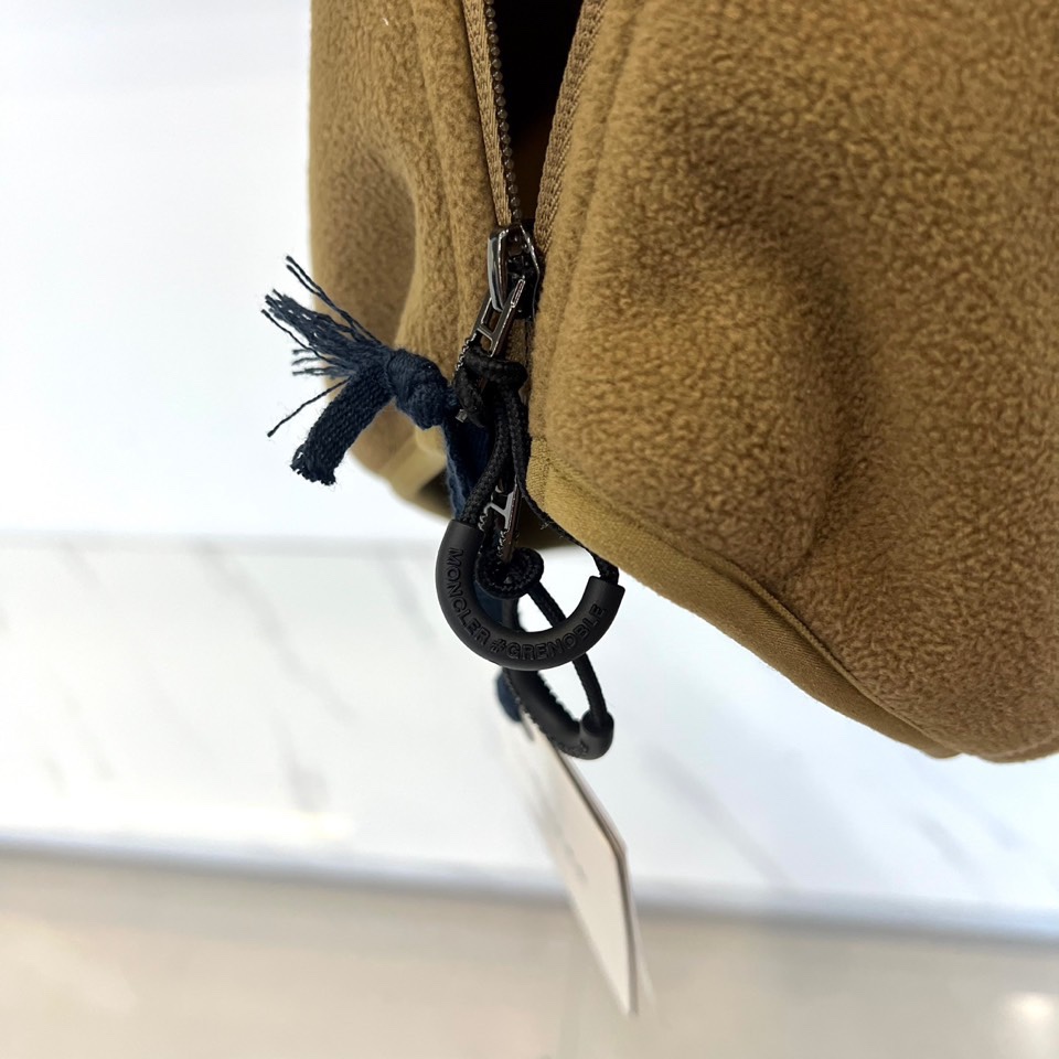 Mon蒙口、2025秋冬新品连帽摇粒绒夹克外套，款式采用简约实用的拉链开合设计，搭配防风连帽，轻松应对多