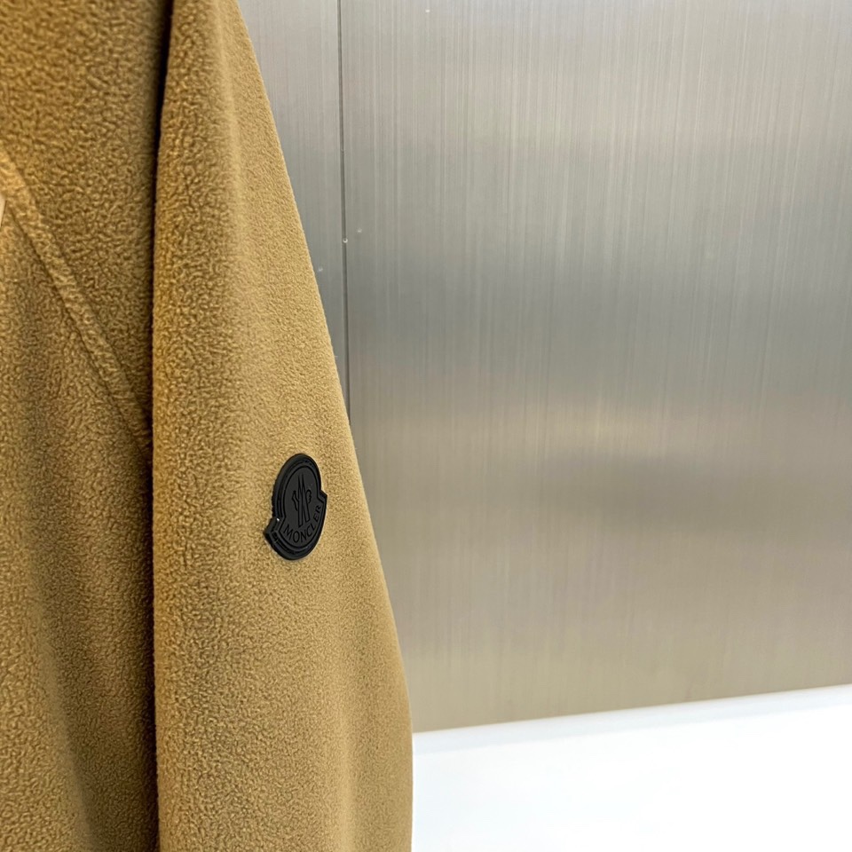 Mon蒙口、2025秋冬新品连帽摇粒绒夹克外套，款式采用简约实用的拉链开合设计，搭配防风连帽，轻松应对多