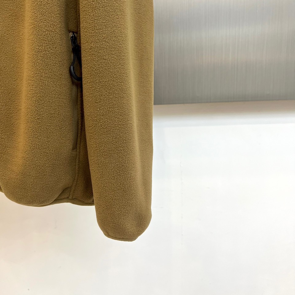 Mon蒙口、2025秋冬新品连帽摇粒绒夹克外套，款式采用简约实用的拉链开合设计，搭配防风连帽，轻松应对多