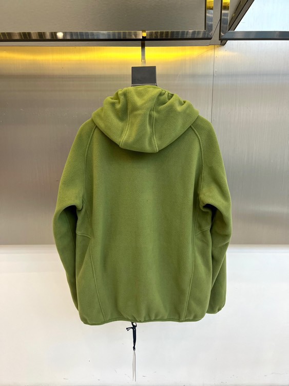 Mon蒙口、2025秋冬新品连帽摇粒绒夹克外套，款式采用简约实用的拉链开合设计，搭配防风连帽，轻松应对多