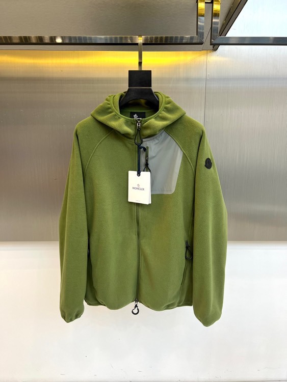 Mon蒙口、2025秋冬新品连帽摇粒绒夹克外套，款式采用简约实用的拉链开合设计，搭配防风连帽，轻松应对多