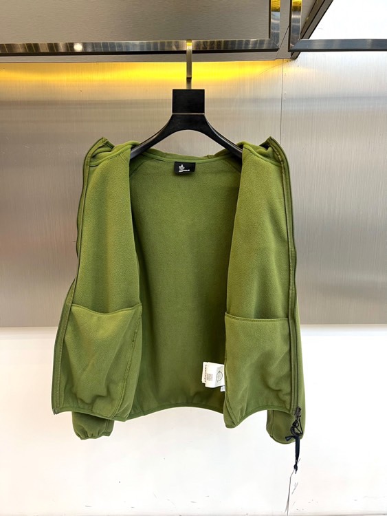 Mon蒙口、2025秋冬新品连帽摇粒绒夹克外套，款式采用简约实用的拉链开合设计，搭配防风连帽，轻松应对多