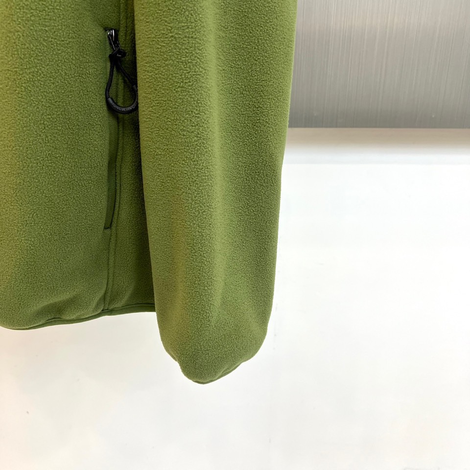 Mon蒙口、2025秋冬新品连帽摇粒绒夹克外套，款式采用简约实用的拉链开合设计，搭配防风连帽，轻松应对多