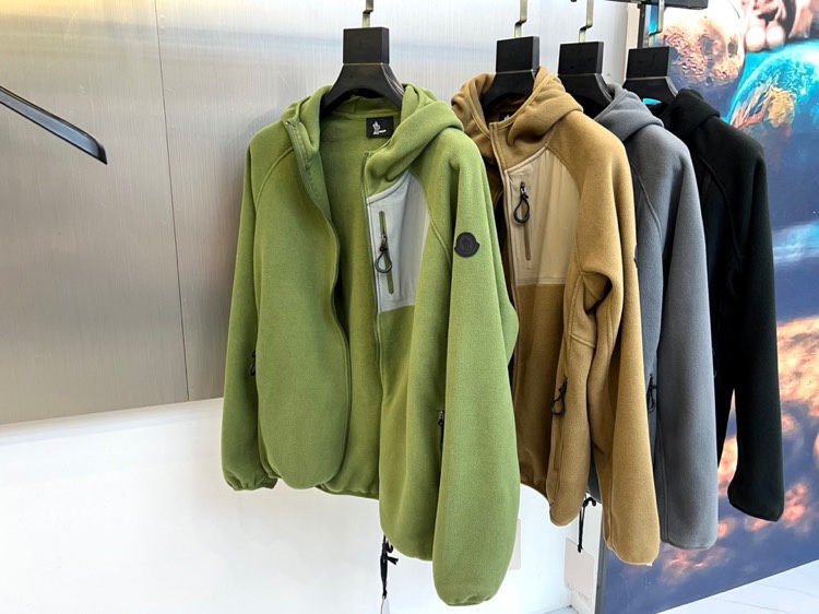 Mon蒙口、2025秋冬新品连帽摇粒绒夹克外套，款式采用简约实用的拉链开合设计，搭配防风连帽，轻松应对多