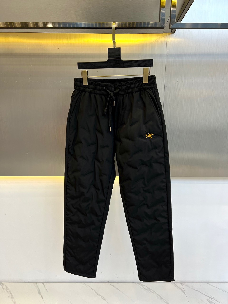 Arcteryx 始祖鸟、御寒利器！ 25S秋冬男士休闲羽绒裤。御寒神裤一条让你感受不到西北风寒冷的轻薄