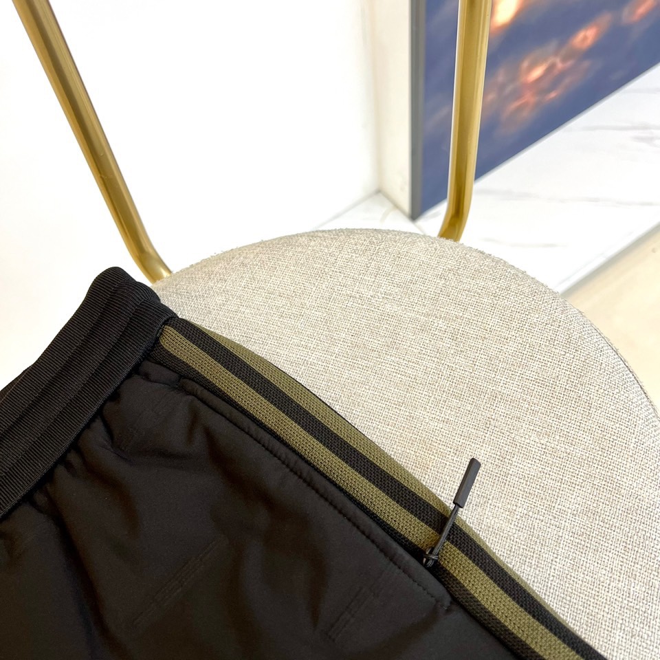 Prad普拉、御寒利器！ 25S秋冬男士休闲羽绒裤。御寒神裤一条让你感受不到西北风寒冷的轻薄款羽绒裤，真