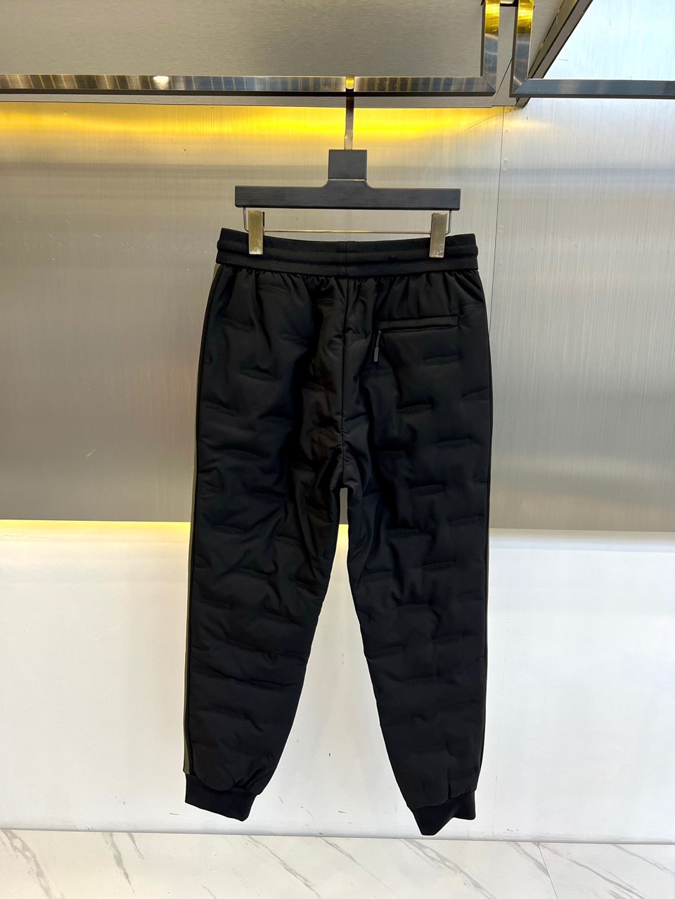Prad普拉、御寒利器！ 25S秋冬男士休闲羽绒裤。御寒神裤一条让你感受不到西北风寒冷的轻薄款羽绒裤，真