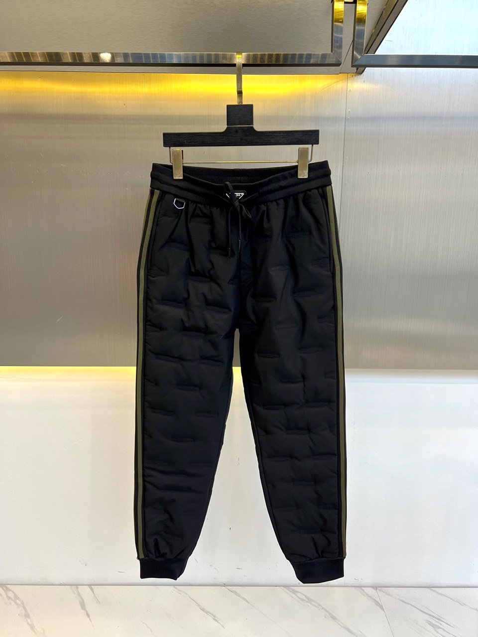 Prad普拉、御寒利器！ 25S秋冬男士休闲羽绒裤。御寒神裤一条让你感受不到西北风寒冷的轻薄款羽绒裤，真