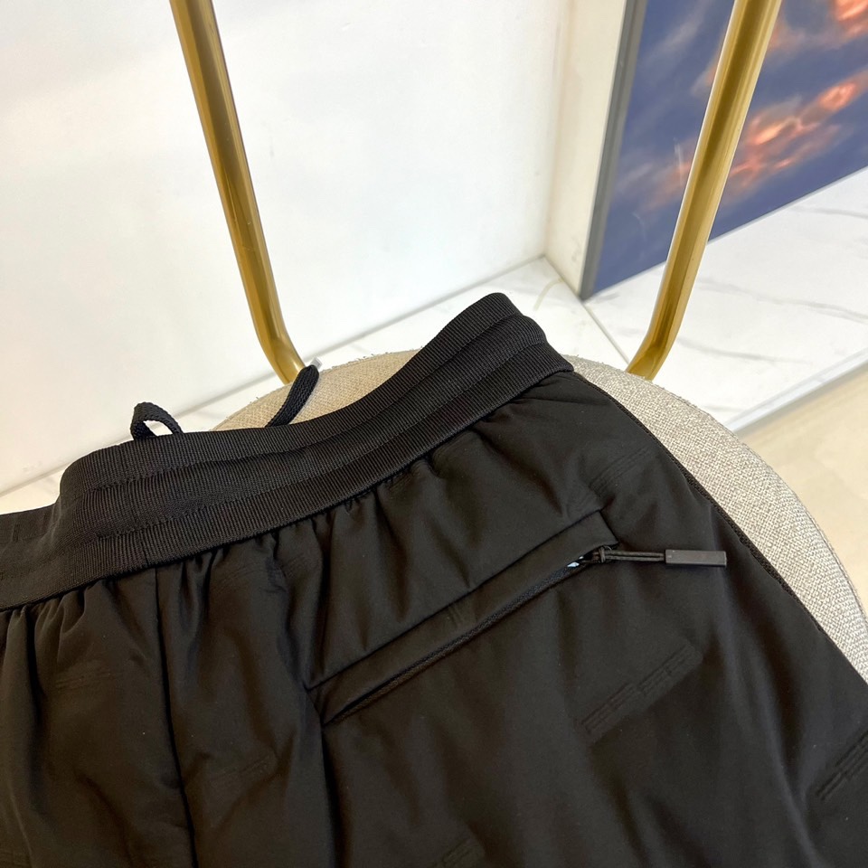 Prad普拉、御寒利器！ 25S秋冬男士休闲羽绒裤。御寒神裤一条让你感受不到西北风寒冷的轻薄款羽绒裤，真