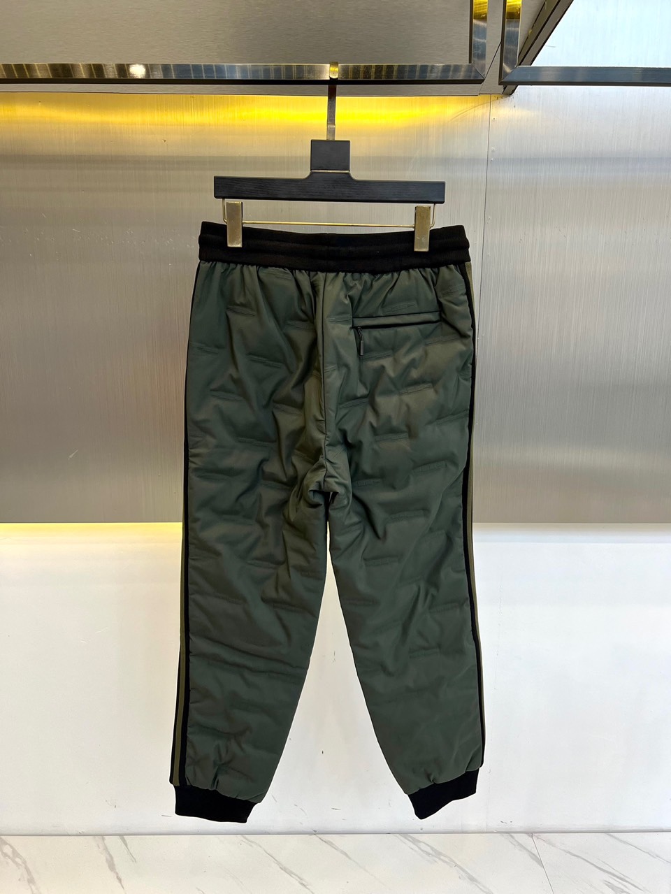 Prad普拉、御寒利器！ 25S秋冬男士休闲羽绒裤。御寒神裤一条让你感受不到西北风寒冷的轻薄款羽绒裤，真