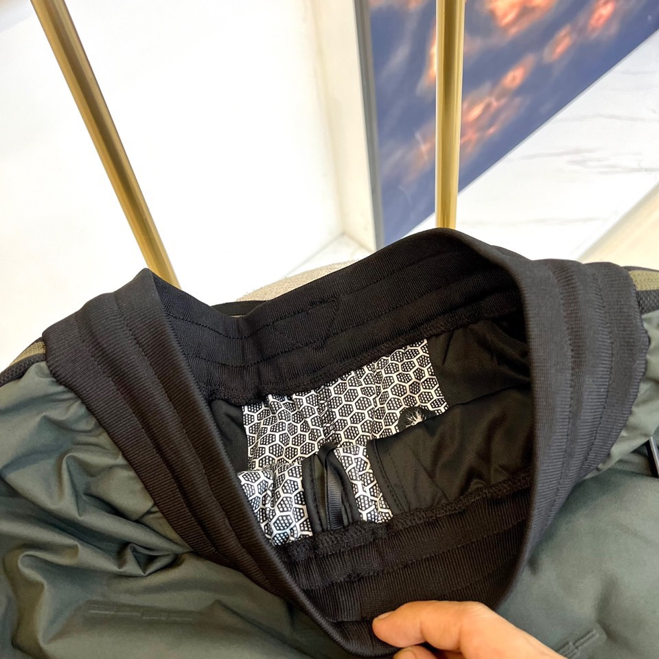 Prad普拉、御寒利器！ 25S秋冬男士休闲羽绒裤。御寒神裤一条让你感受不到西北风寒冷的轻薄款羽绒裤，真