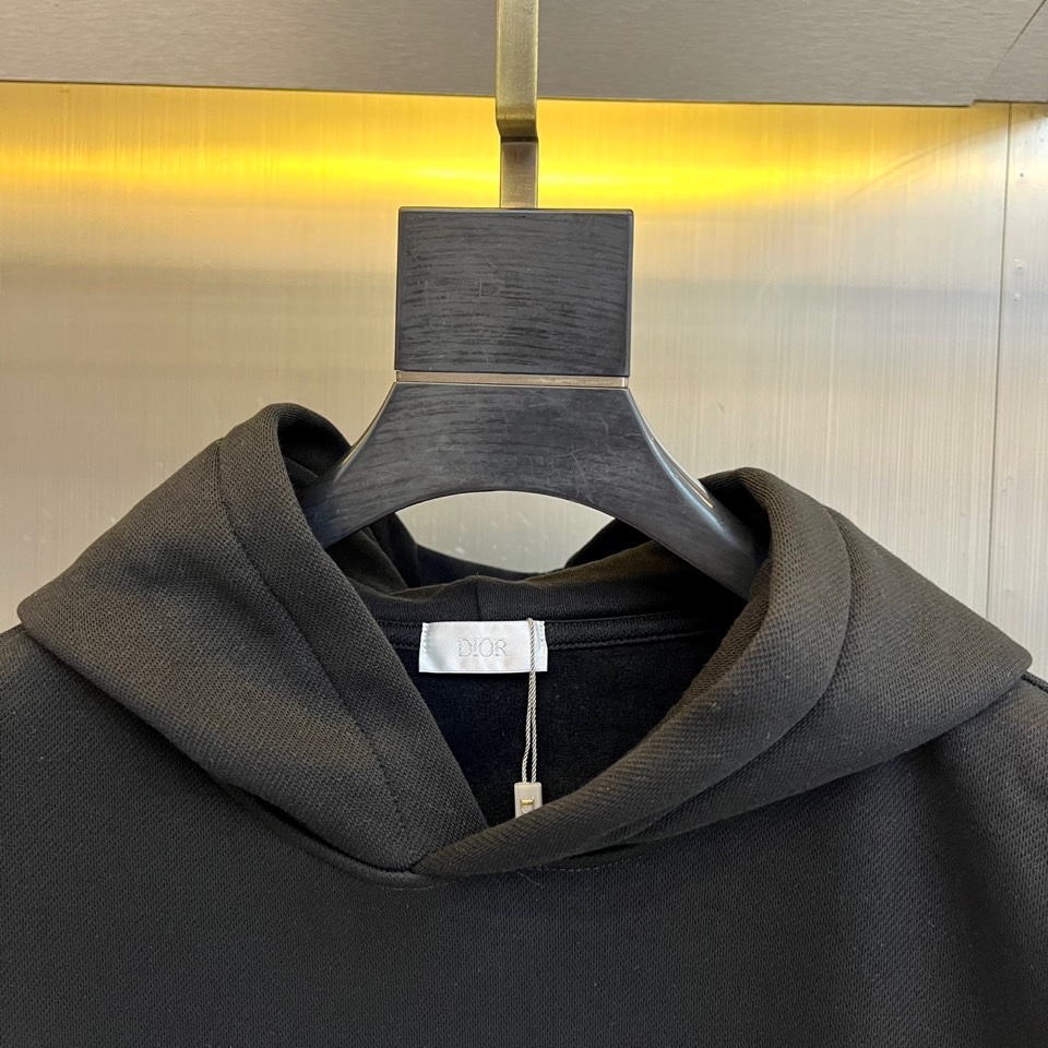 Dio迪奥、2025秋冬加绒连帽卫衣，以宣言态度重塑街头优雅。简宽松版型，连帽设计与柔软加绒内里，确保冬