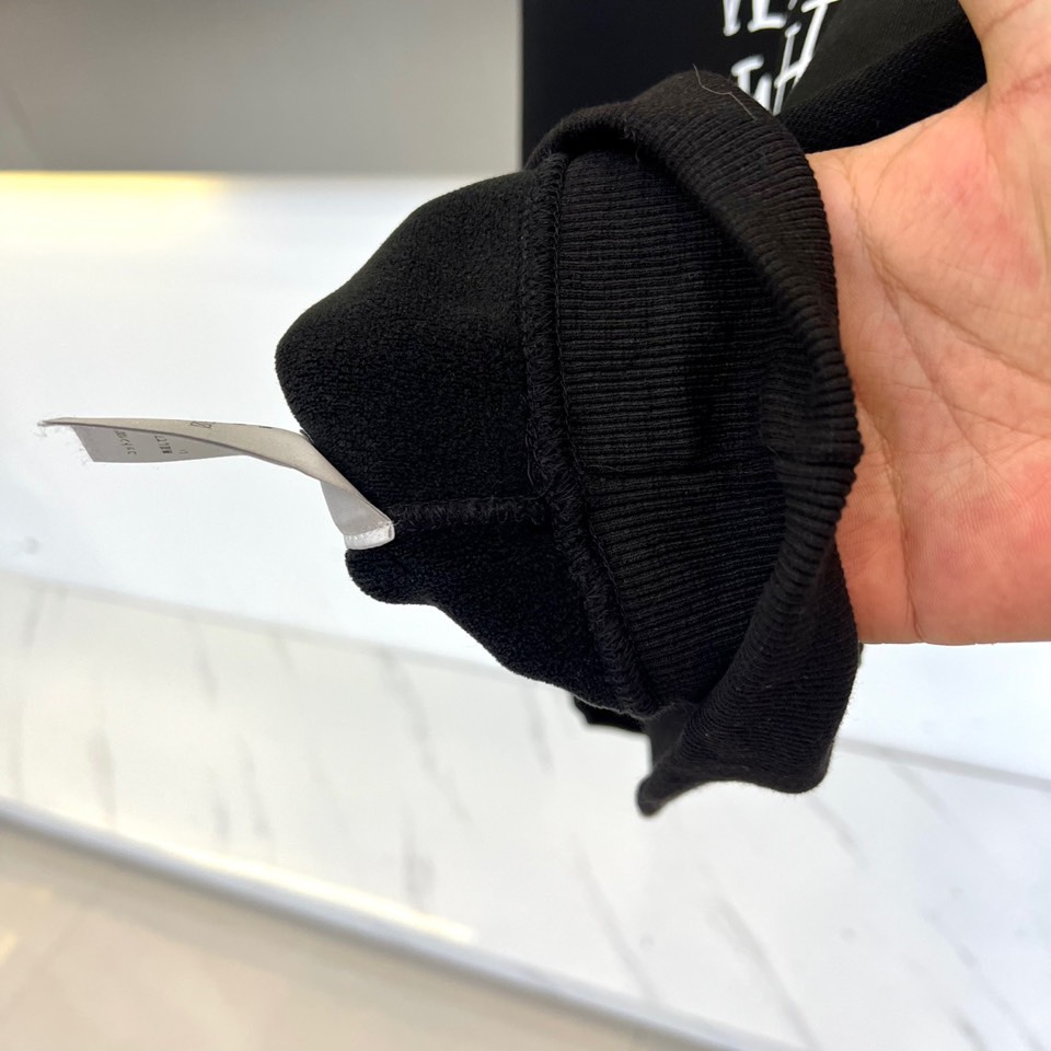 Dio迪奥、2025秋冬加绒连帽卫衣，以宣言态度重塑街头优雅。简宽松版型，连帽设计与柔软加绒内里，确保冬