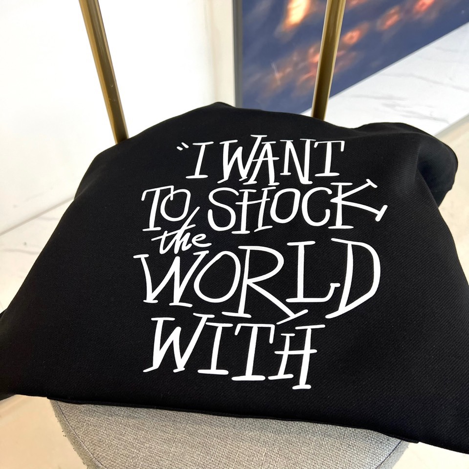 Dio迪奥、2025秋冬加绒连帽卫衣，以宣言态度重塑街头优雅。简宽松版型，连帽设计与柔软加绒内里，确保冬