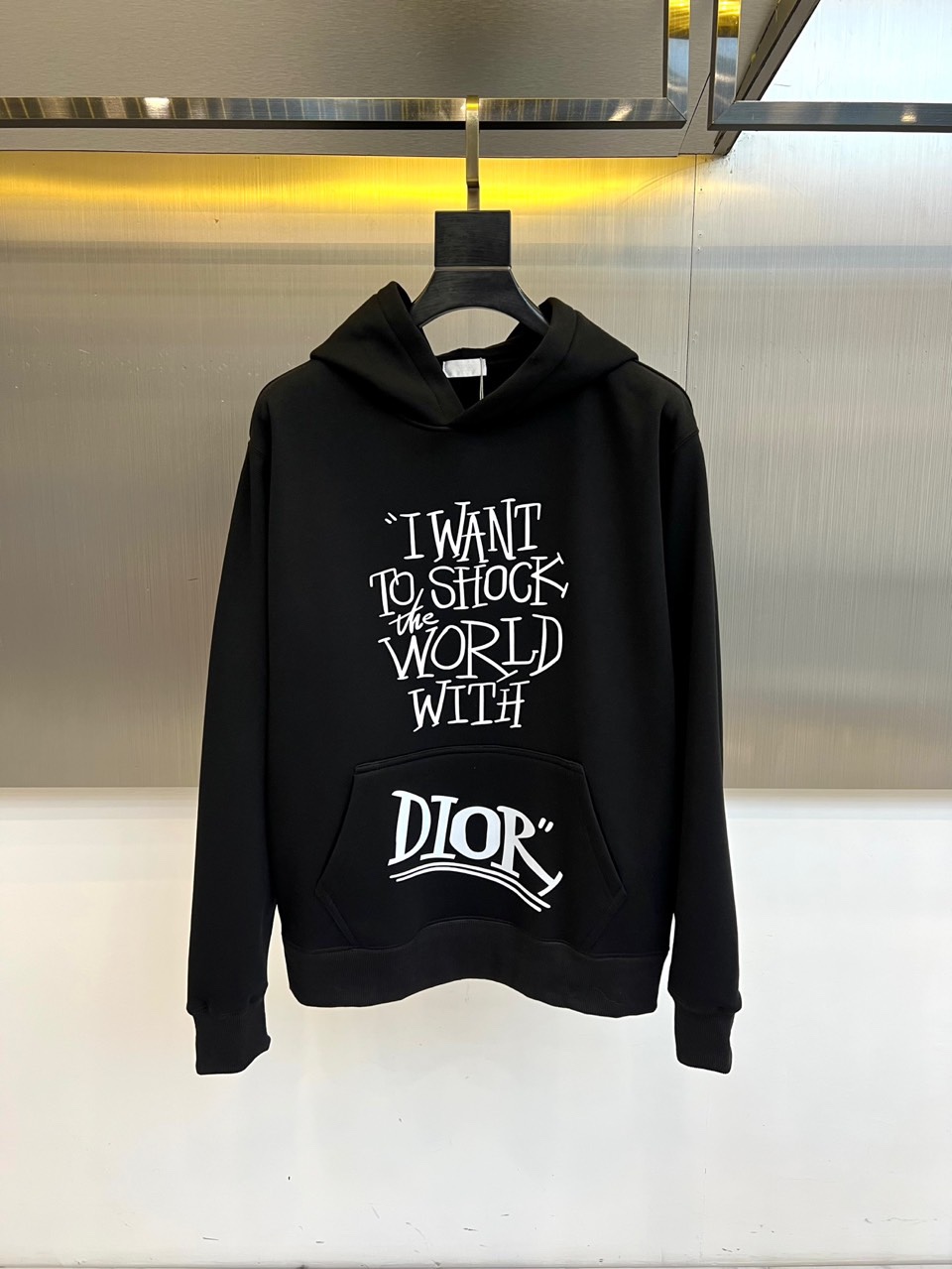 Dio迪奥、2025秋冬加绒连帽卫衣，以宣言态度重塑街头优雅。简宽松版型，连帽设计与柔软加绒内里，确保冬