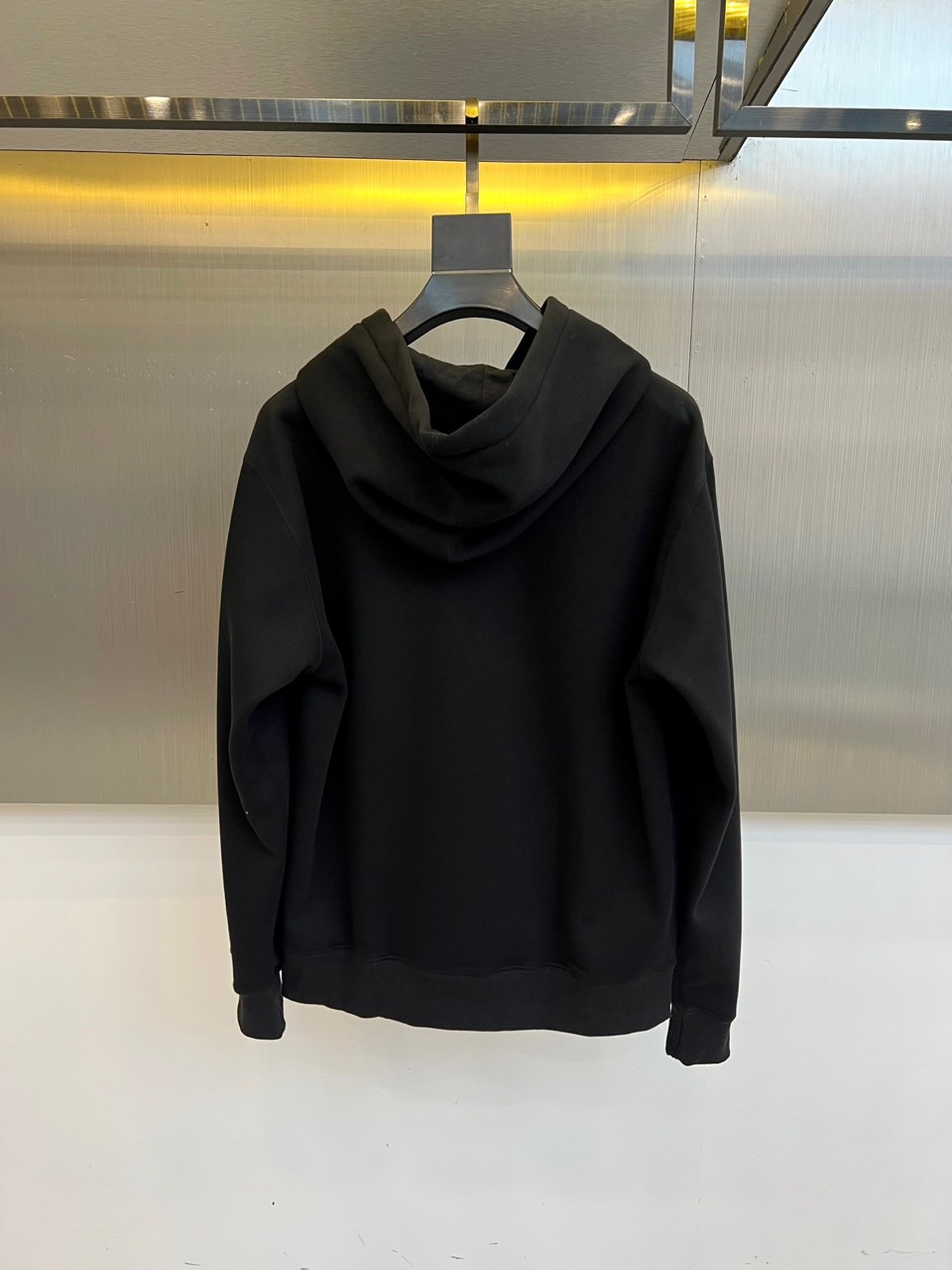 Dio迪奥、2025秋冬加绒连帽卫衣，以宣言态度重塑街头优雅。简宽松版型，连帽设计与柔软加绒内里，确保冬