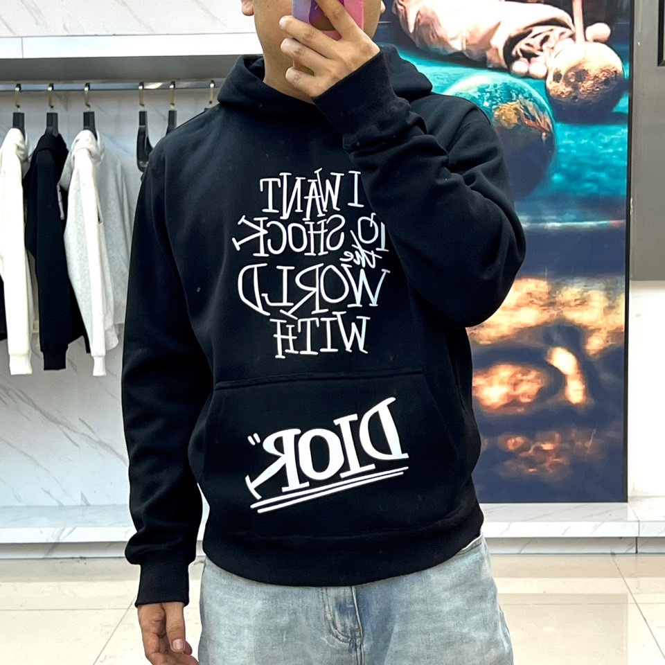 Dio迪奥、2025秋冬加绒连帽卫衣，以宣言态度重塑街头优雅。简宽松版型，连帽设计与柔软加绒内里，确保冬