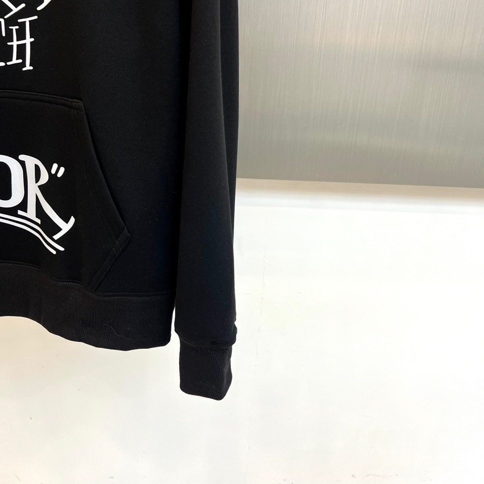 Dio迪奥、2025秋冬加绒连帽卫衣，以宣言态度重塑街头优雅。简宽松版型，连帽设计与柔软加绒内里，确保冬