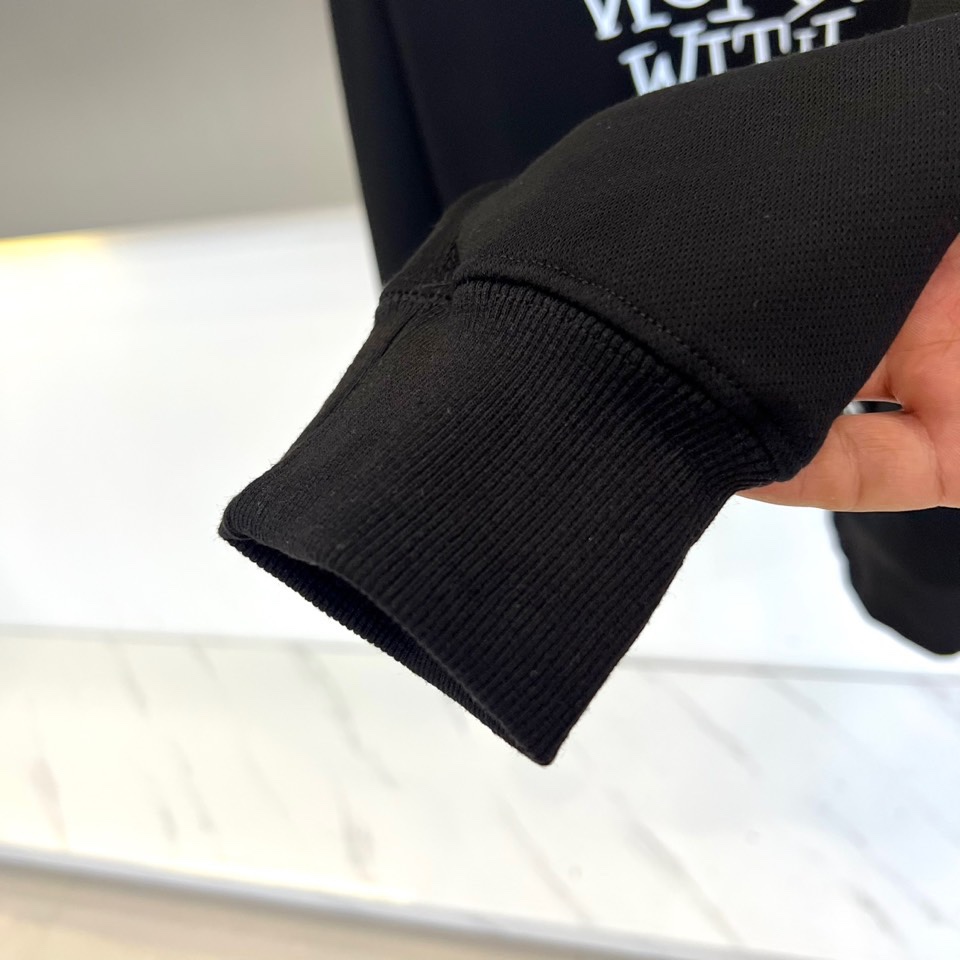 Dio迪奥、2025秋冬加绒连帽卫衣，以宣言态度重塑街头优雅。简宽松版型，连帽设计与柔软加绒内里，确保冬