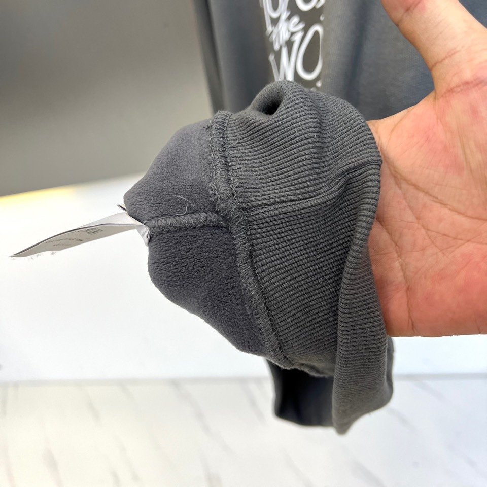 Dio迪奥、2025秋冬加绒连帽卫衣，以宣言态度重塑街头优雅。简宽松版型，连帽设计与柔软加绒内里，确保冬