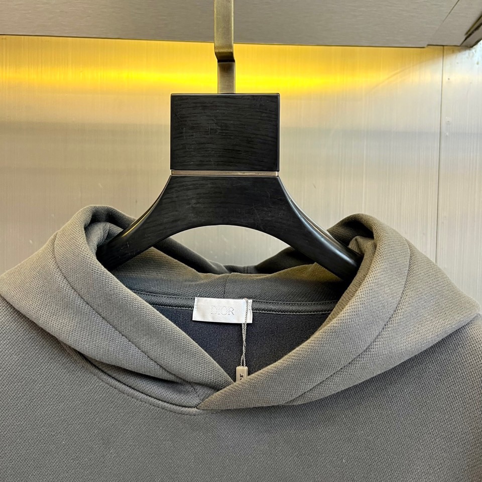 Dio迪奥、2025秋冬加绒连帽卫衣，以宣言态度重塑街头优雅。简宽松版型，连帽设计与柔软加绒内里，确保冬