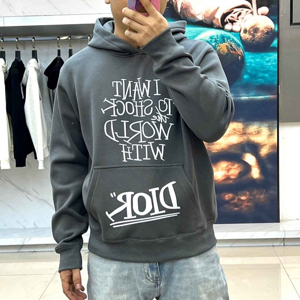 Dio迪奥、2025秋冬加绒连帽卫衣，以宣言态度重塑街头优雅。简宽松版型，连帽设计与柔软加绒内里，确保冬