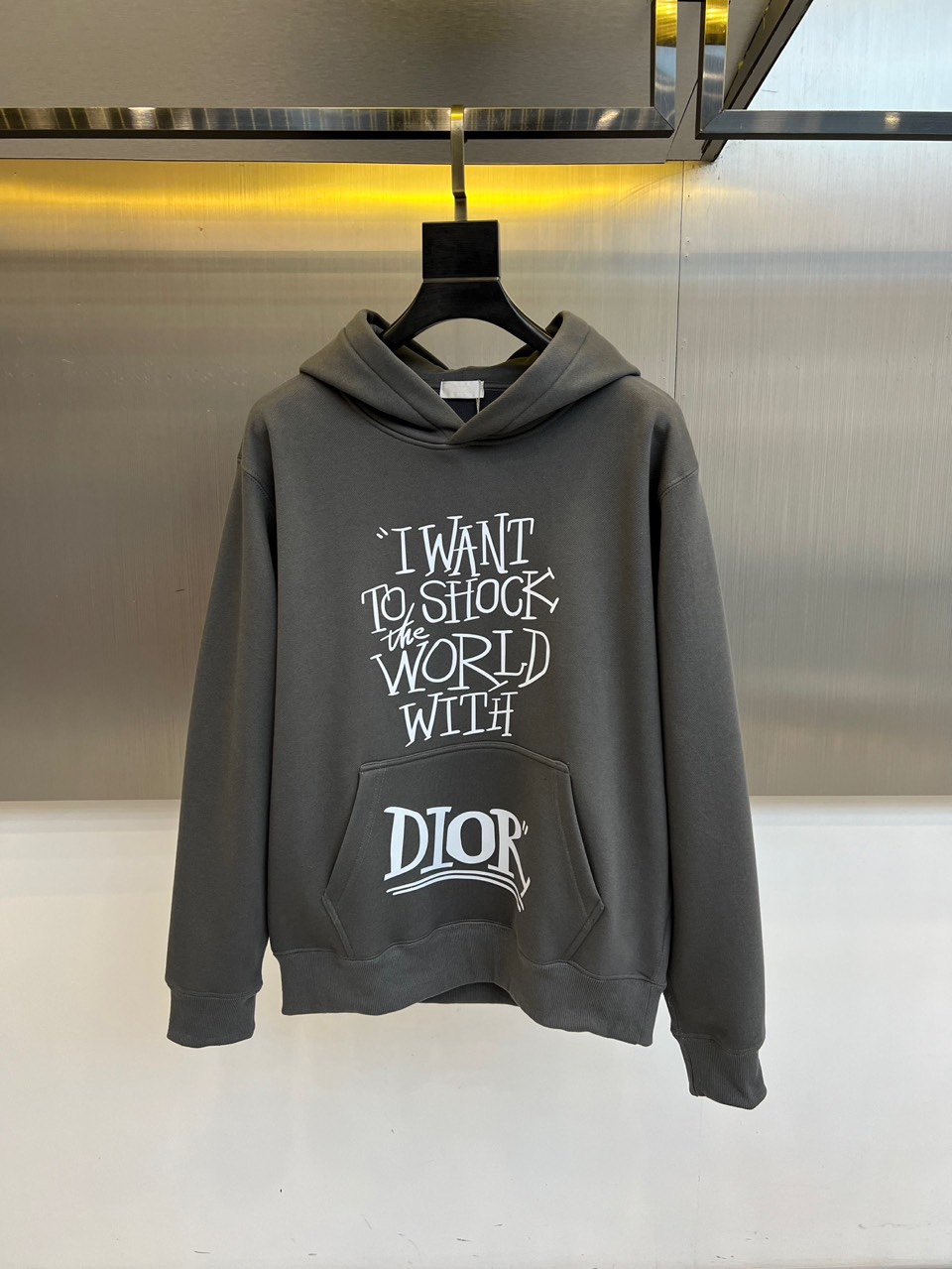 Dio迪奥、2025秋冬加绒连帽卫衣，以宣言态度重塑街头优雅。简宽松版型，连帽设计与柔软加绒内里，确保冬