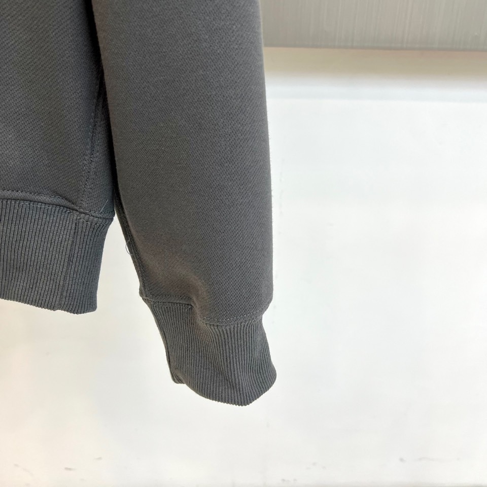 Dio迪奥、2025秋冬加绒连帽卫衣，以宣言态度重塑街头优雅。简宽松版型，连帽设计与柔软加绒内里，确保冬