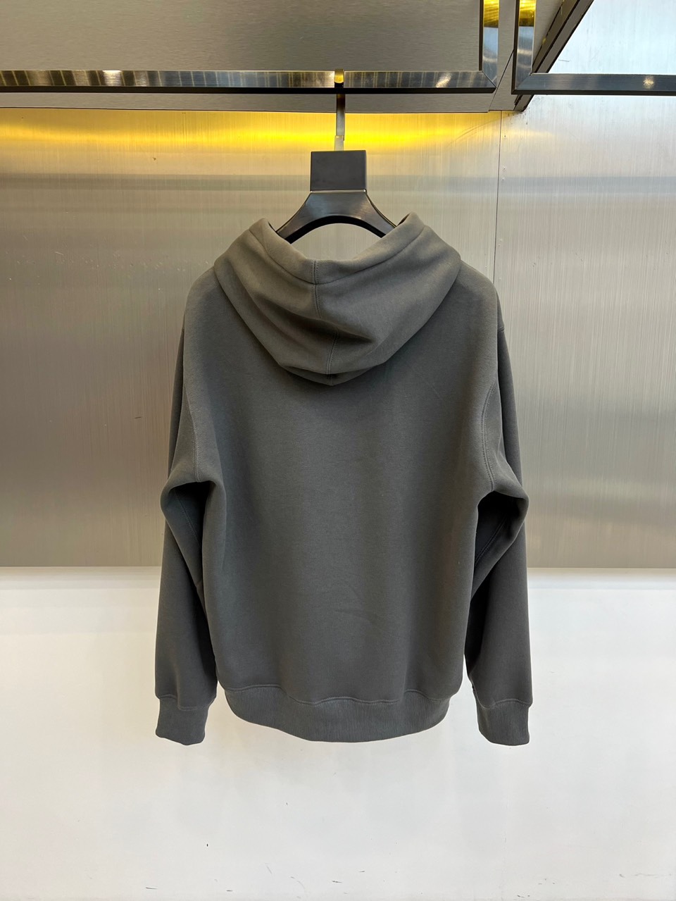 Dio迪奥、2025秋冬加绒连帽卫衣，以宣言态度重塑街头优雅。简宽松版型，连帽设计与柔软加绒内里，确保冬