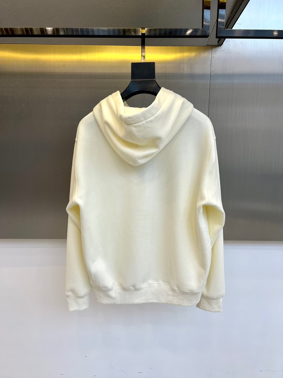 Dio迪奥、2025秋冬加绒连帽卫衣，以宣言态度重塑街头优雅。简宽松版型，连帽设计与柔软加绒内里，确保冬