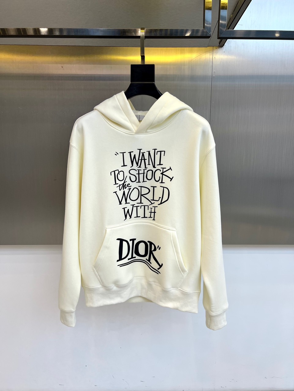 Dio迪奥、2025秋冬加绒连帽卫衣，以宣言态度重塑街头优雅。简宽松版型，连帽设计与柔软加绒内里，确保冬