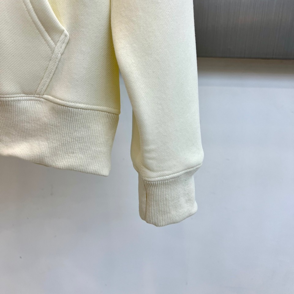 Dio迪奥、2025秋冬加绒连帽卫衣，以宣言态度重塑街头优雅。简宽松版型，连帽设计与柔软加绒内里，确保冬