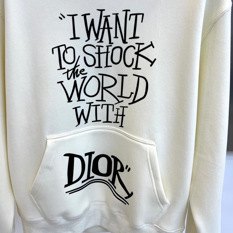 Dio迪奥、2025秋冬加绒连帽卫衣，以宣言态度重塑街头优雅。简宽松版型，连帽设计与柔软加绒内里，确保冬