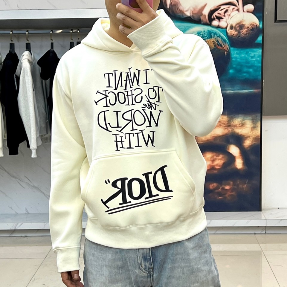 Dio迪奥、2025秋冬加绒连帽卫衣，以宣言态度重塑街头优雅。简宽松版型，连帽设计与柔软加绒内里，确保冬