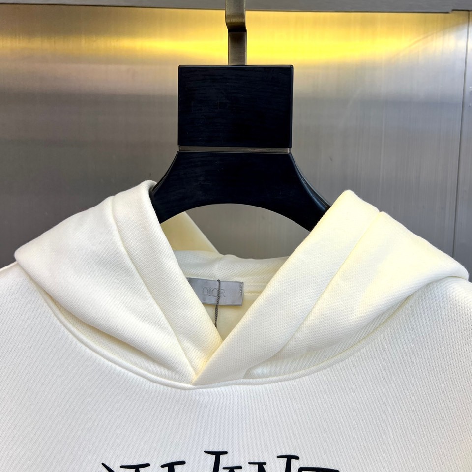 Dio迪奥、2025秋冬加绒连帽卫衣，以宣言态度重塑街头优雅。简宽松版型，连帽设计与柔软加绒内里，确保冬