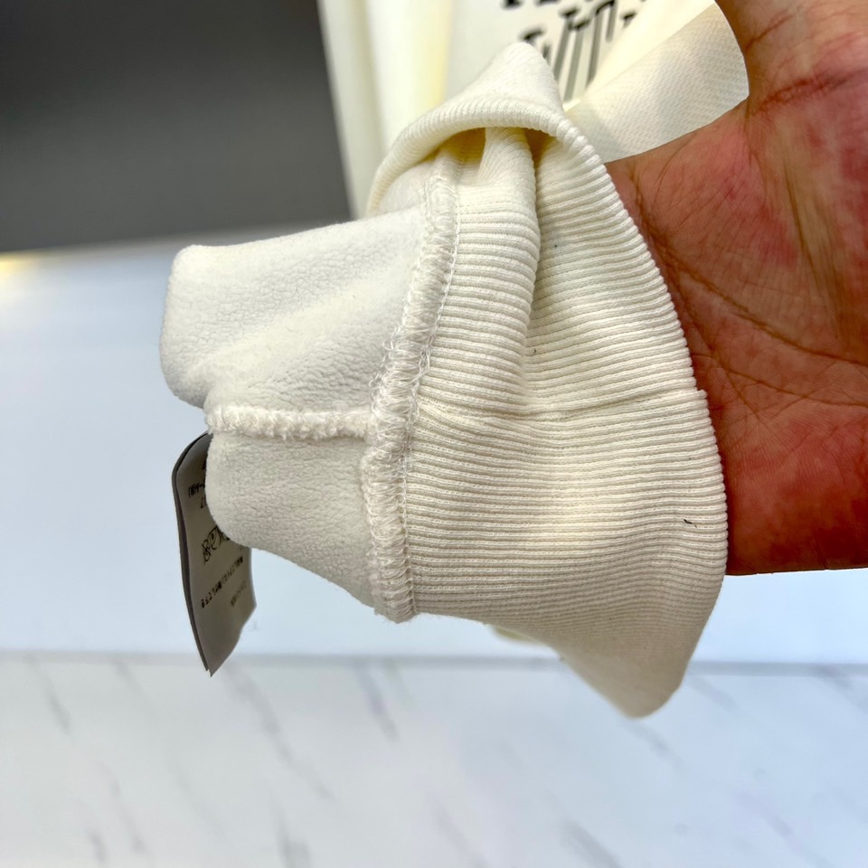 Dio迪奥、2025秋冬加绒连帽卫衣，以宣言态度重塑街头优雅。简宽松版型，连帽设计与柔软加绒内里，确保冬