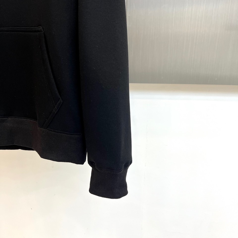 DG杜嘉班纳、2025秋冬新品加绒连帽卫衣，以纯棉质感诠释意式慵懒格调。经典连帽设计与可调抽绳，兼具实用