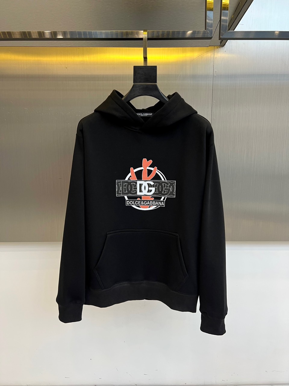 DG杜嘉班纳、2025秋冬新品加绒连帽卫衣，以纯棉质感诠释意式慵懒格调。经典连帽设计与可调抽绳，兼具实用