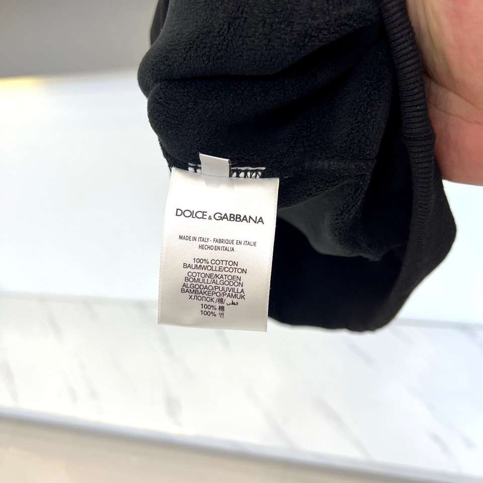 DG杜嘉班纳、2025秋冬新品加绒连帽卫衣，以纯棉质感诠释意式慵懒格调。经典连帽设计与可调抽绳，兼具实用