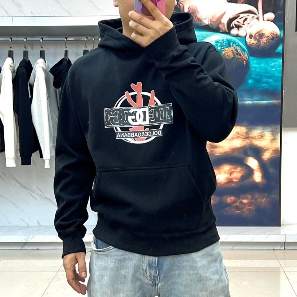 DG杜嘉班纳、2025秋冬新品加绒连帽卫衣，以纯棉质感诠释意式慵懒格调。经典连帽设计与可调抽绳，兼具实用